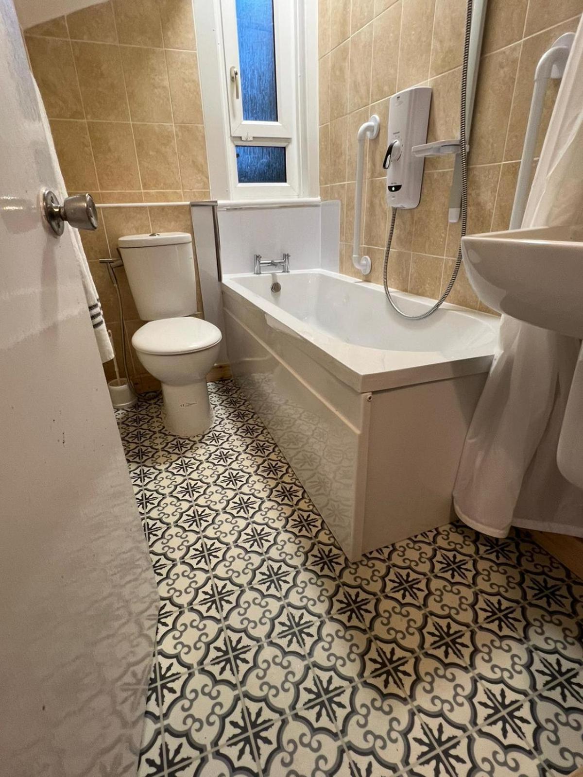 Archillects Entire Two Bedroom Comfy House - Free Parking グラスゴー エクステリア 写真